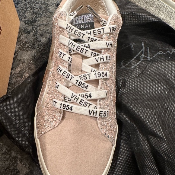 Gently used Vintage Havana Sneekers - Picture 3 of 6